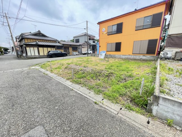 成形角地の物件です。　建築条件無しのためお好きなハウスメーカーで建築可能です。　海まで徒歩2分と海が好きな人にはオススメです。　前面道路が5ｍ以上ございますので、駐車もしやすいです。
