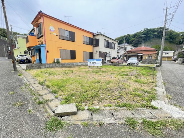 成形角地の物件です。　建築条件無しのためお好きなハウスメーカーで建築可能です。　海まで徒歩2分と海が好きな人にはオススメです。　前面道路が5ｍ以上ございますので、駐車もしやすいです。