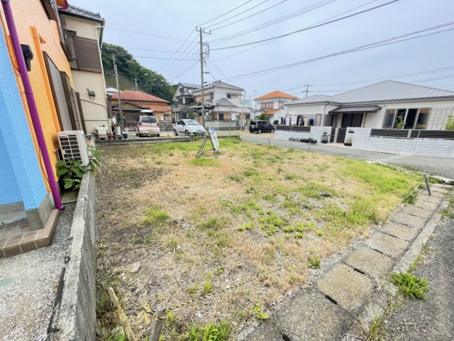 成形角地の物件です。　建築条件無しのためお好きなハウスメーカーで建築可能です。　海まで徒歩2分と海が好きな人にはオススメです。　前面道路が5ｍ以上ございますので、駐車もしやすいです。