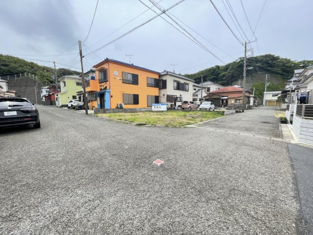 成形角地の物件です。　建築条件無しのためお好きなハウスメーカーで建築可能です。　海まで徒歩2分と海が好きな人にはオススメです。　前面道路が5ｍ以上ございますので、駐車もしやすいです。