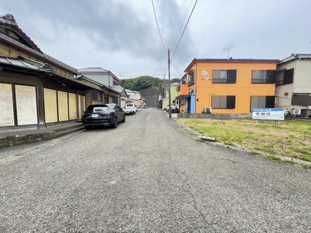 成形角地の物件です。　建築条件無しのためお好きなハウスメーカーで建築可能です。　海まで徒歩2分と海が好きな人にはオススメです。　前面道路が5ｍ以上ございますので、駐車もしやすいです。