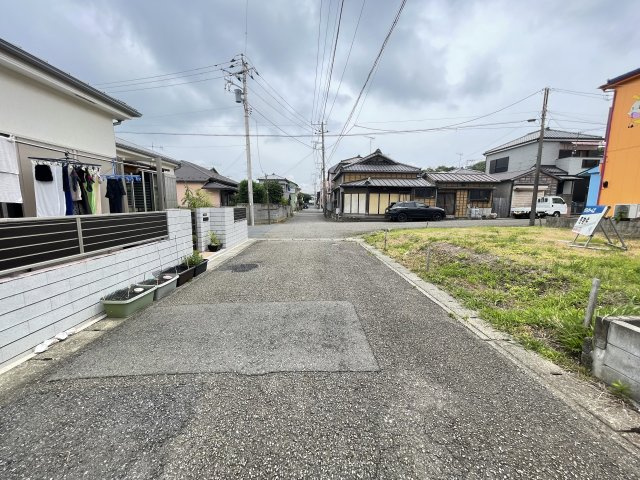 成形角地の物件です。　建築条件無しのためお好きなハウスメーカーで建築可能です。　海まで徒歩2分と海が好きな人にはオススメです。　前面道路が5ｍ以上ございますので、駐車もしやすいです。