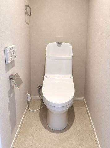 【トイレ】　毎日使う場所だからこそ、使い勝手を考慮しました。飽きのこない空間は質感豊かな仕上がりです。　