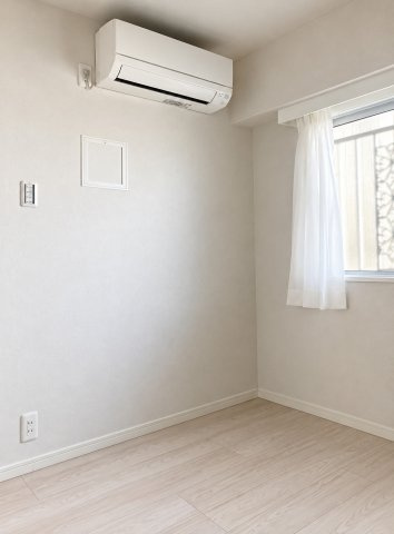【洋室　約4.5帖】　全ての居室に収納と窓を備えており、過ごしやすい空間となっています。
