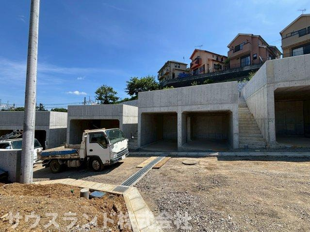 道路と宅地を一体的に整備する分譲地です！新しく整えられた街並みの中で、住まいへの動線や周辺との位置関係を確認しながら検討できます。