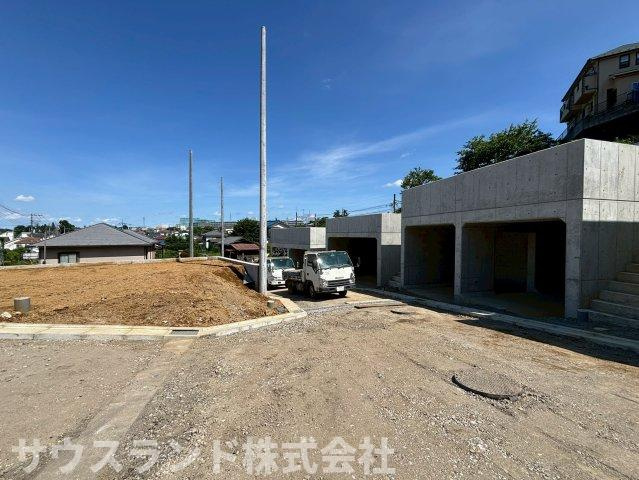 穏やかな街並みの中に広がる、どこか懐かしい風景。季節の移ろいを感じながら、ゆったりとした時間を過ごせる心地よい住環境です。