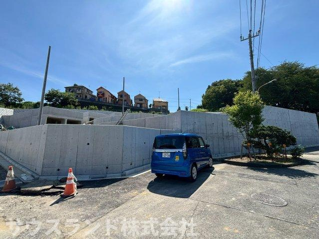 小学校まで徒歩1分の近さが魅力！毎朝の通学時間を短くでき、忙しい時間帯にもゆとりが生まれます。授業参観や面談の際も移動しやすく、子育て世帯にうれしい住環境です。