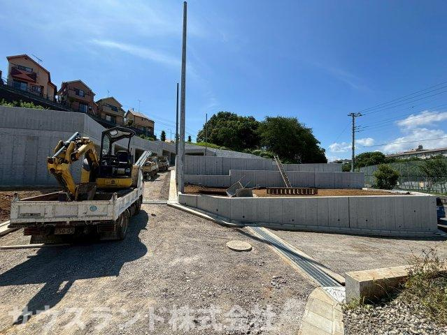 新しい住まいが集まり、新しいコミュニティが生まれる多棟分譲地。安心して暮らせる環境と、これから育まれる街の温もりが魅力です。