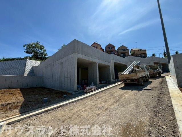 空の広さを身近に感じられる、開放感あふれる住環境です！周辺に高い建物がないため、陽射しや風が届きやすく、洗濯物を干す時間も気持ちよく過ごせます。