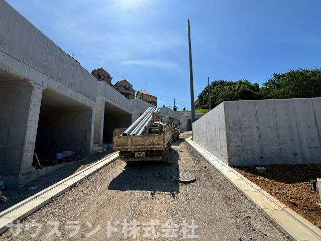 どこか心が落ち着く現地。都会の派手さはありませんが、自然と共に暮らせる落ち着いた街並みが印象的です。