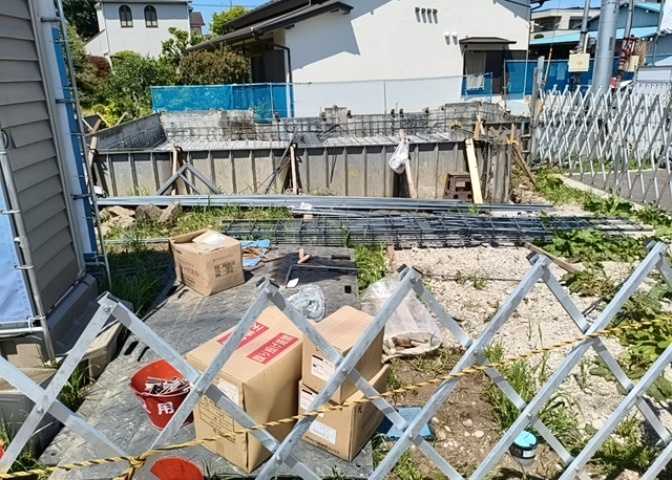 区画図は、土地の形状、境界、道路との関係を詳細に示す図面土地の正確な位置、面積、形状を把握し購入や建築計画の判断に不可欠です。区画整理や開発状況も示され、将来的な土地利用のイメージを掴む上でも重要。　