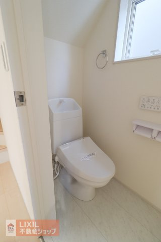 【トイレ】現地完成写真。温水洗浄暖房便座付き。