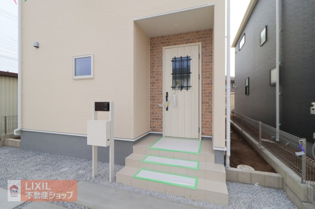 【エントランス】現地完成写真。ゆったりとした玄関。奥行きのあるポーチで雨の日も安心です。