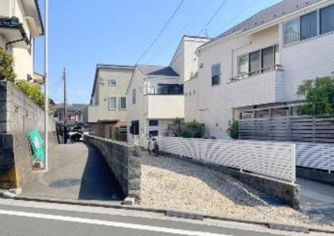 3台駐車可能なカースペース付き！1台は大型バイクを停めても◎