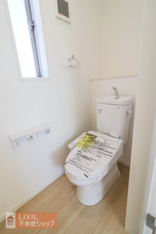 【トイレ】現地完成写真。温水洗浄暖房便座付き。