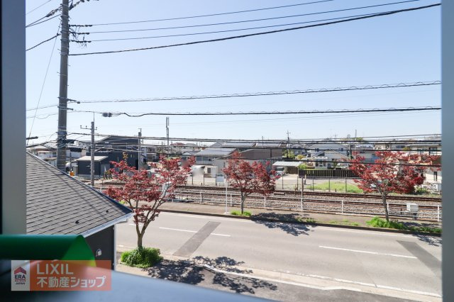【建物からの眺望】現地完成写真。バルコニーからの景色。十分な間隔が確保されております。