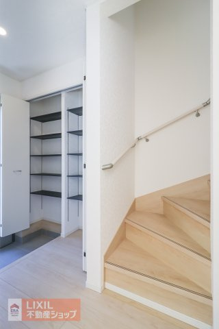 【内装】現地完成写真。階段は手すりもあり妊婦さんからお子様や高齢者も安心です。