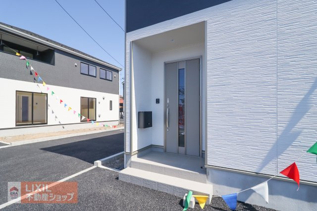 【エントランス】現地完成写真。ゆったりとした玄関。奥行きのあるポーチで雨の日も安心です。