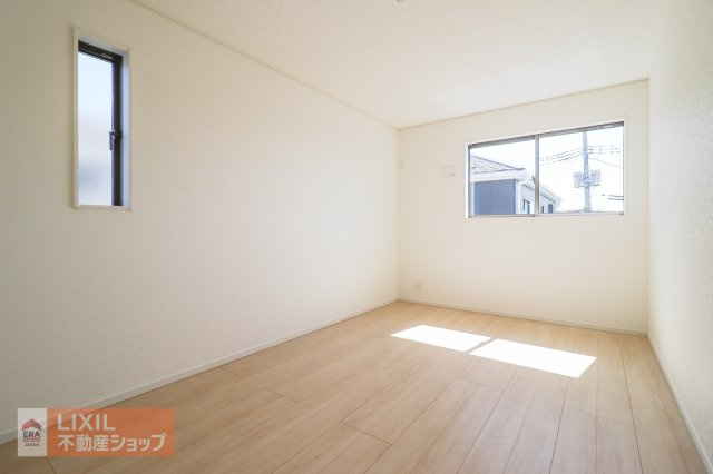 【洋室】現地完成写真。陽当たりや通風が心地よい洋室♪