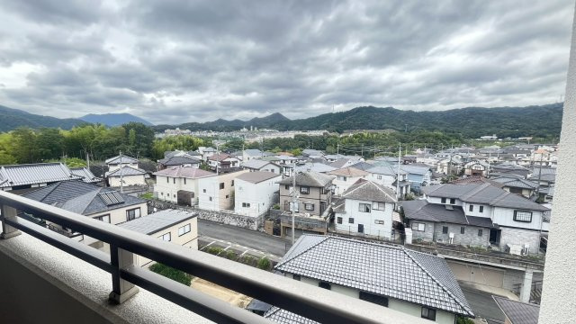 バルコニーからは周辺の街並みと緑豊かな山々を一望できます。視界を遮る高い建物が少なく、開放感を感じられる眺望が魅力。四季折々に表情を変える山並みを身近に感じながら、穏やかな景色を楽しめます。　