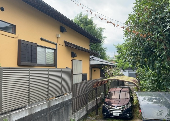 バルコニーは、室外の専用スペースのうち、「屋根がなく開放された空間」であるものを指します。ベランダより広いタイプのものが多く、日当たりもよいため家庭菜園などを楽しみたい人にとって適した環境となります。