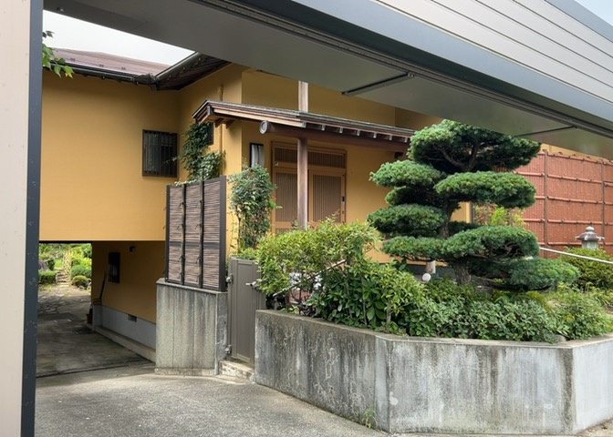 玄関は家の顔でもあり、家族以外の目にも止まる場所です。玄関は外との間を仕切る扉、靴などをしまっておく収納スペース、靴脱ぎのたたきスペース、来客とのやり取りをするドアホンなど複数のアイテムからなります。