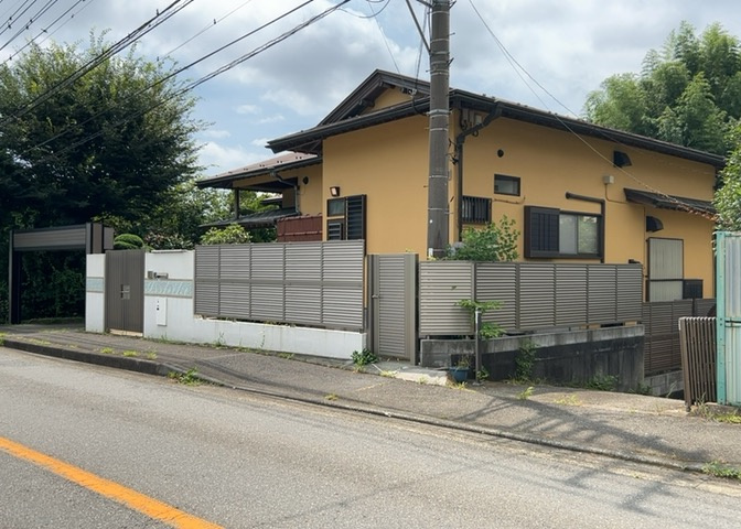 木造住宅とは土台、壁、柱など建築物の強度を支える構造体の材に木が使用されている構造を指します。構造体は建物の自重を支えるだけではなく風圧や水圧、積裁荷重などあらゆる衝撃に耐えるための基礎です。