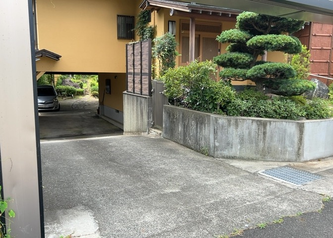 建物の基礎工事の方法は、主流となっているベタ基礎（防湿基礎）と布基礎の2種類に分類され、床下の通気性や耐久性などに違いがあります。建物の基礎部分の構造や付帯設備など詳細については現地でご確認ください。