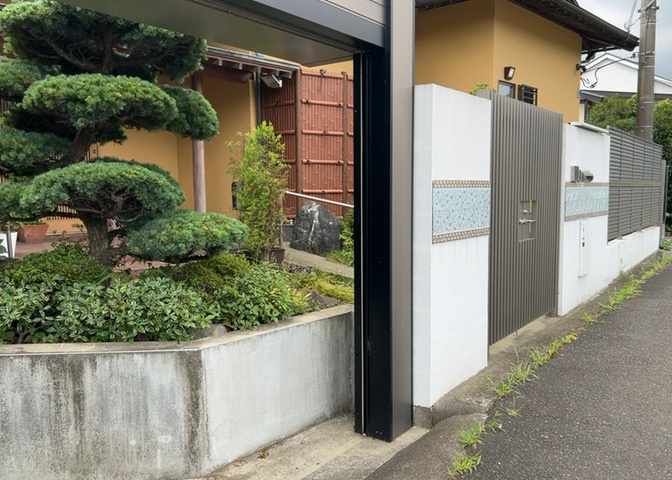 玄関ポーチにおいて最も重視すべきと言っても良いのが広さです。適切な広さの玄関ポーチでないと外見的なバランスは崩れてしまいますし、何より使いにくくなってしまいますので、現地で実際に下見をしてみましょう！