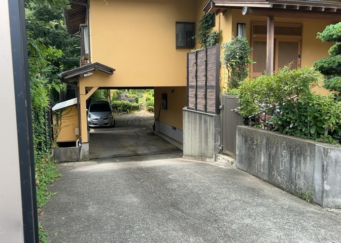 床下換気口は、床下に湿気がこもることを防ぎ、効果的に換気を行うために設置されています。床下換気口が設置されていない建物は、基礎パッキング工法などにより換気を行なっています。詳細は現地でご確認ください。