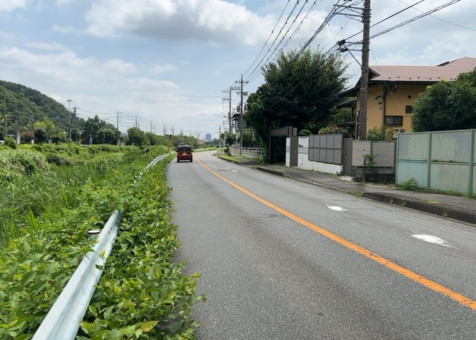 南側道路の場合は長い時間光を入れ込むことができるため、庭やリビングを道路側に持ってくることが多く土地価格も高い傾向にあります。一方北側道路だとリビングや庭が南側になりプライバシーを守ることができます。