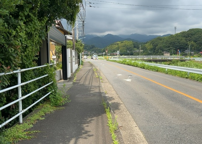 東側道路の場合は居室を南向きに設計しやすいため、朝日が入りやすいというメリットがあります。一方、西側道路も東側同様に居室を南向きに設計しやすいのですが、住宅地だと朝日が入りにくいという弱点があります。