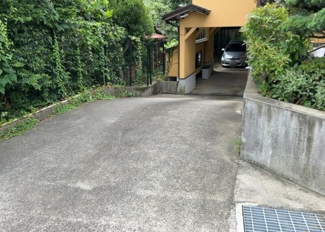 車一台あたりに必要なスペースは、標準サイズの普通自動車で横幅2m50cm、長さ5mは必要になります。ただし、乗降のことも考慮して横幅3m30cm、長さ5m50cmほどは確保できるところを選びましょう。