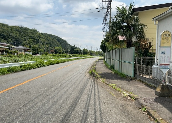 住宅用の土地では前面道路に2m以上接していなければならないと法律で定められています。しかし、お持ちの車のサイズやライフスタイルなどにより、2mでは利便が悪い場合もございますので、事前に確認しましょう。