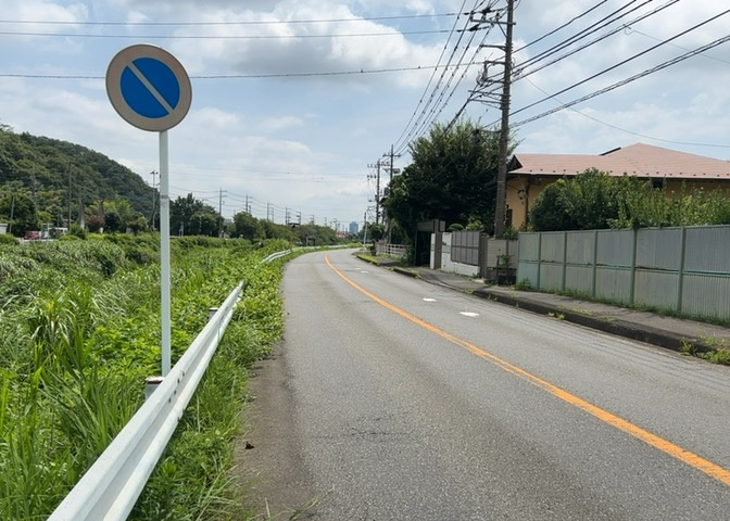 道幅が広い場所は日当たりや風通が良好です。幅が広いのですれ違いも可能ですし大きな車でも駐車可能！一方で、大型車が通ることも多くなるため交通量の増加により騒音に繋がります。また土地の値段が高くなります。