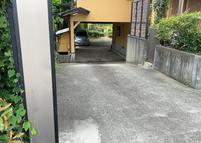駐車場と明記されていても、最小スペースでつくられた駐車場だと大型車は駐車できなかったり、出入りしにくくなったりする可能性があります。お車のサイズと購入したい物件の駐車場のサイズを現地で確認しましょう。