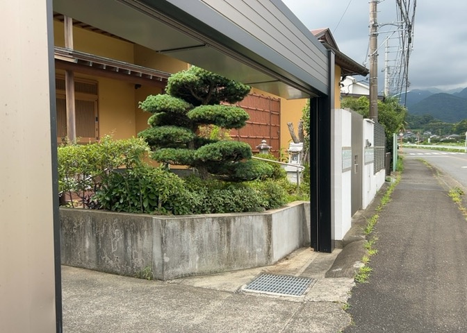 庭があることでガーデニングや家庭菜園はもちろん、こどもの遊び場やペットを放して遊ぶことができます。また、家の周囲に余裕があるということです。隣地との間があれば、十分な日当たりと、風通しが確保できます。