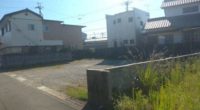 違う角度から見た現地の様子。隣接する建物との距離感や、敷地まわりの状況をご確認いただけます。