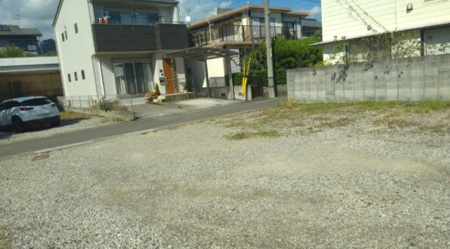 敷地内から道路側を見た様子。玄関や駐車場の位置を考える際の参考にご覧ください。