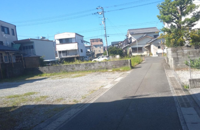 敷地に面する道路の様子。周辺の街並みや、お車でのアクセスもご確認ください。