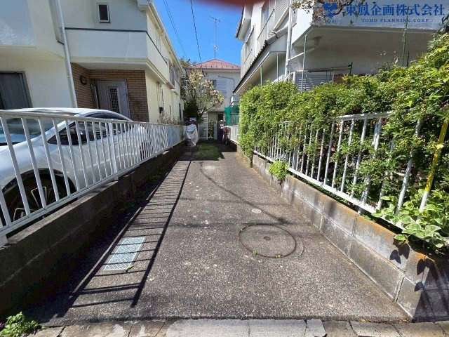 カースペースは縦列2台（車種による）可能です。