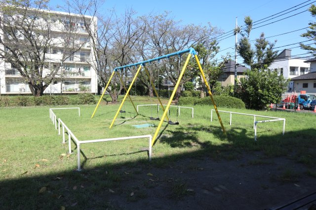 徒歩2分ほどにある、敷地内公園の遊具です
