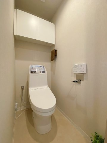 快適な温水洗浄便座に新規交換された清潔感のあるトイレです。毎日使う空間だからこそ衛生面と居心地の良さにこだわり、お手入れがしやすいスッキリとしたデザインに仕上げました。