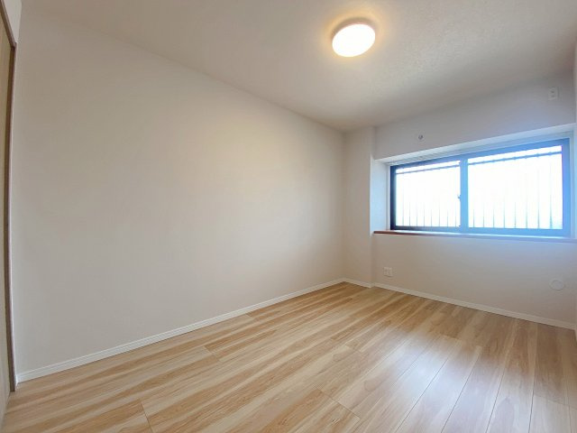 4.5帖の洋室は、寝室や書斎、趣味のお部屋など多用途に活用できる使い勝手の良い空間です。クローゼットを備えているためお部屋を広々と使え、快適なプライベート時間を過ごせます。