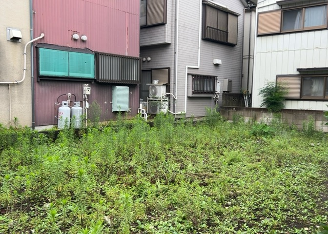 土地の形が極端に長細かったり、狭小地、あるいは道路との高低差がある傾斜地だった場合、後々売ろうとしても買い手がつかない場合もあります。後々、売却することになった時に価値の下がらない土地を選びましょう。