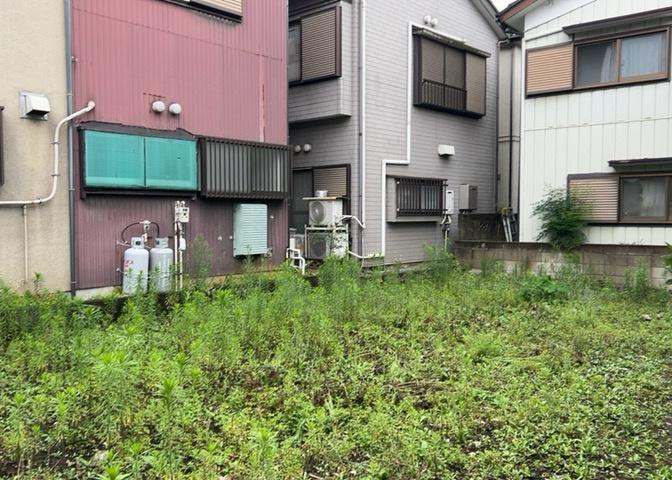 土地の面積＝住宅面積ではありません。建ぺい率の問題などで、土地のある場所によって住宅を建てられる面積は限られています。高さもしかり、「土地」という言葉の中には、建築条件も含まれると考えておきましょう。