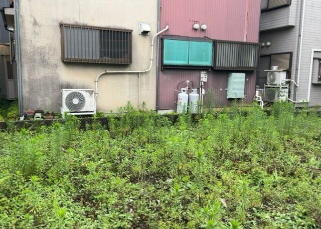 家を建てる場合、方位は要チェックです。現実的に日当たりのよい家ならばリビングは南側、建築基準法でも北側に当たる家への配慮は求められています。土地を見学に行く際は、方位磁針を持って行くようにしましょう。