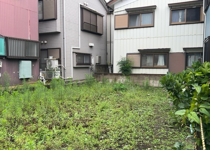 土地の前の道路に消火栓が設置されていることがあります。この場合、道路交通法第45条第1項により、駐車禁止の場所が指定されています。そのため、車庫などの駐車スペースをつくることができない場合があります。