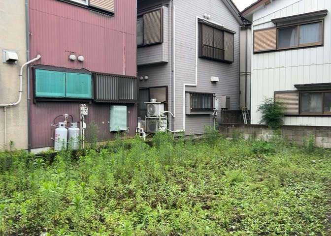 土地購入を検討されている場合、境界杭がない状態で購入してしまうと境界確定測量をする必要があり、費用がかかります。購入の前に、売主、隣土地所有者立ち合いのもと境界を確定し境界杭を設置するのがベストです。