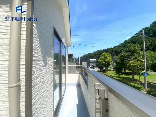 ●バルコニー●　可動式の物干し金物が付いており、使用しない際は収納できます♪お洗濯には十分なスペース♪